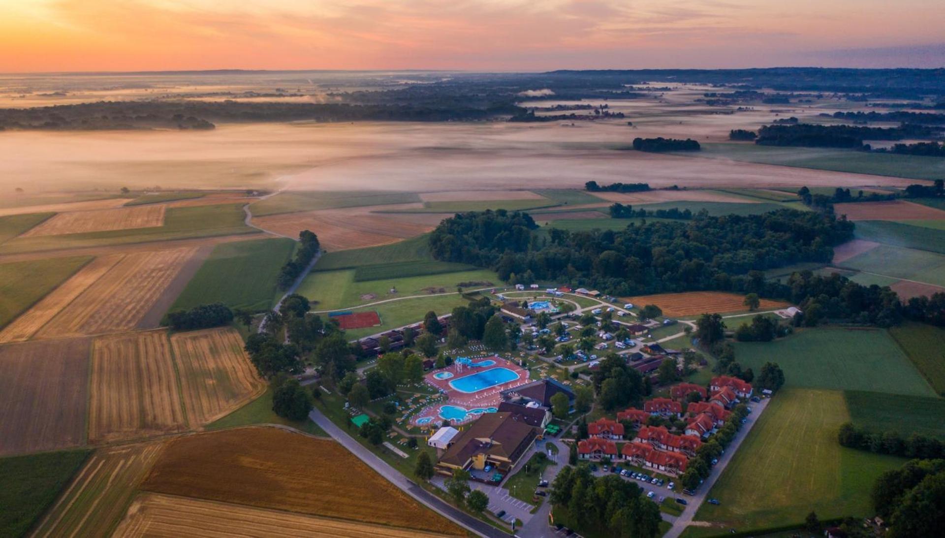 Отель Terme Banovci - Mobilne Hiske Med Brajdami Экстерьер фото